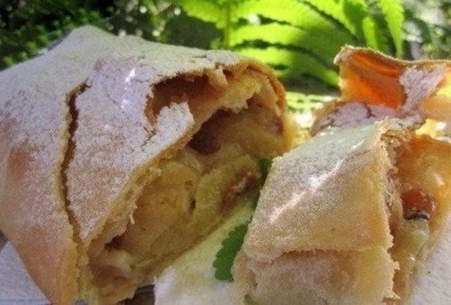 Домашний яблочный штрудель с изюмом и корицей