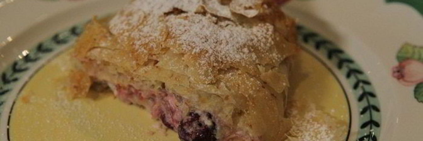 Легкий штрудель с вишней и миндалем