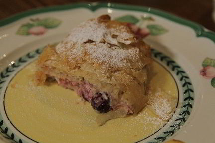 Легкий штрудель с вишней и миндалем