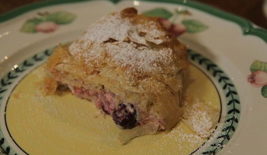 Рецепт легкого штруделя с вишней и миндалем