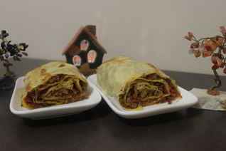 Мясной штрудель под соусом бешамель