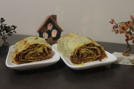 Мясной штрудель под соусом бешамель