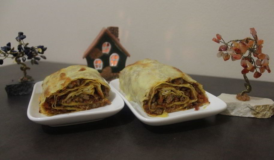 Рецепт мясного штруделя под соусом бешамель