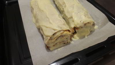 мясной штрудель под соусом бешамель