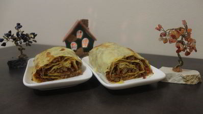 мясной штрудель под соусом бешамель