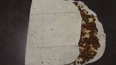 мясной штрудель под соусом бешамель