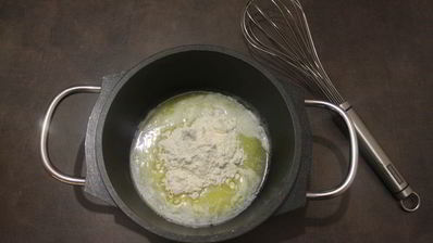 мясной штрудель под соусом бешамель