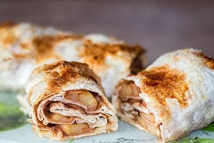 Простой штрудель с яблоками в лаваше