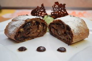 Шоколадный штрудель с грушей и миндалем