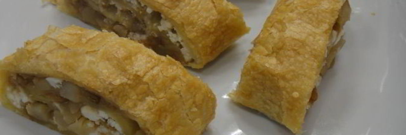 Штрудель грушевый с творогом из слоёного теста