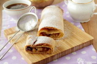 Штрудель из творожного теста с яблоками и клюквой