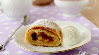 штрудель из творожного теста с яблоками и клюквой