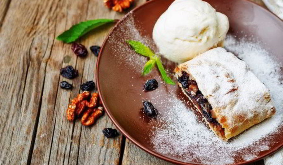 Рецепт штруделя с печеньем, орехами и изюмом