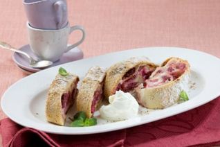 Штрудель с вишнями и фундуком