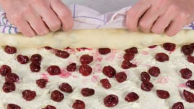 штрудель с вишнями и фундуком