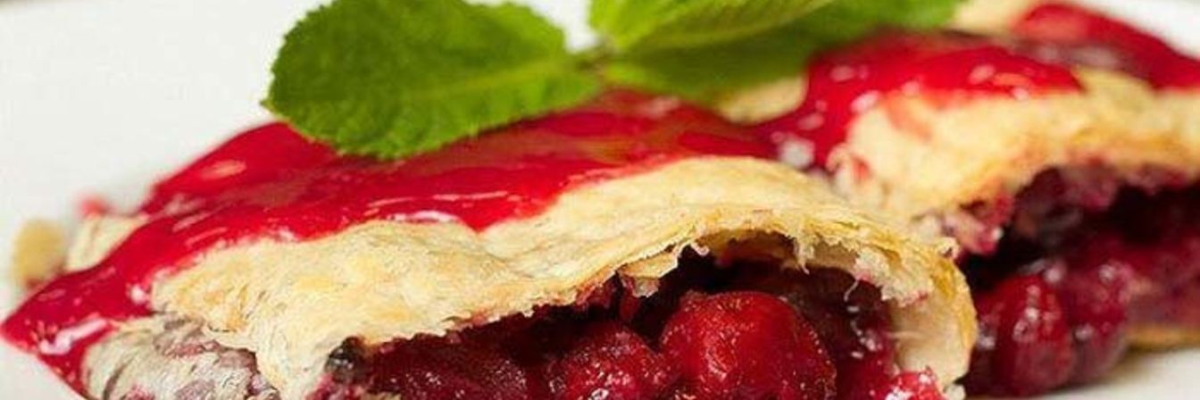 Штрудель с замороженной вишней и корицей