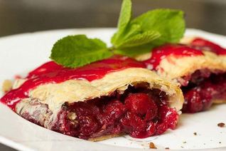 Штрудель с замороженной вишней и корицей