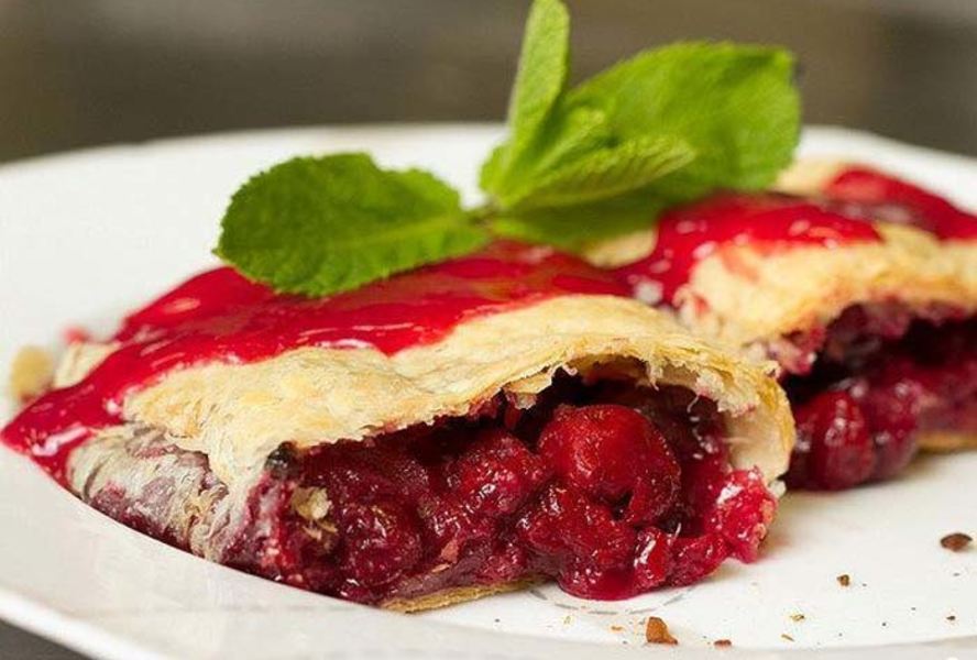 Штрудель с замороженной вишней и корицей