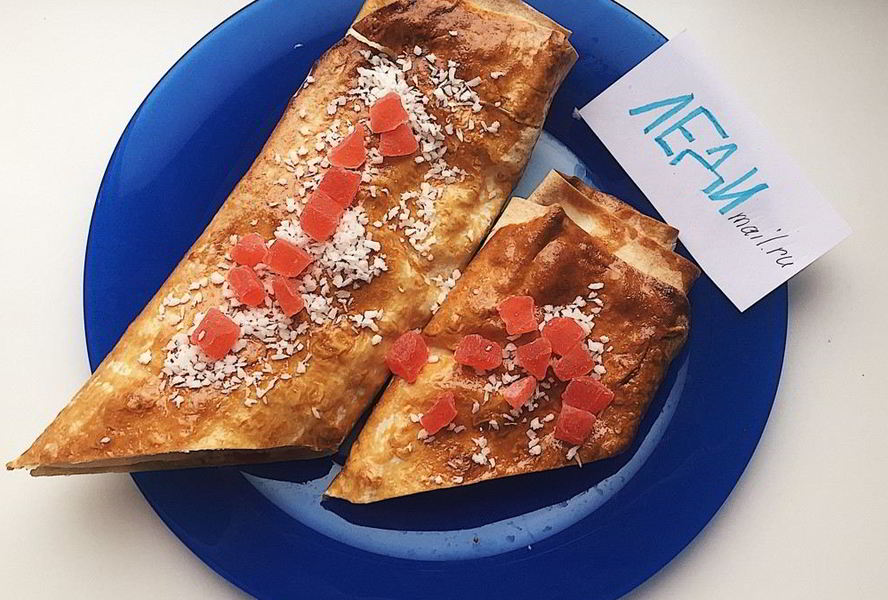 Творожно-яблочный штрудель с цукатами