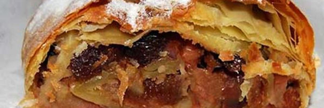 Яблочный штрудель с клюквой и сухофруктами