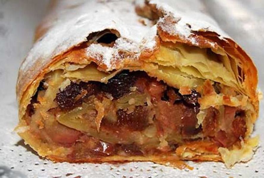 Яблочный штрудель с клюквой и сухофруктами