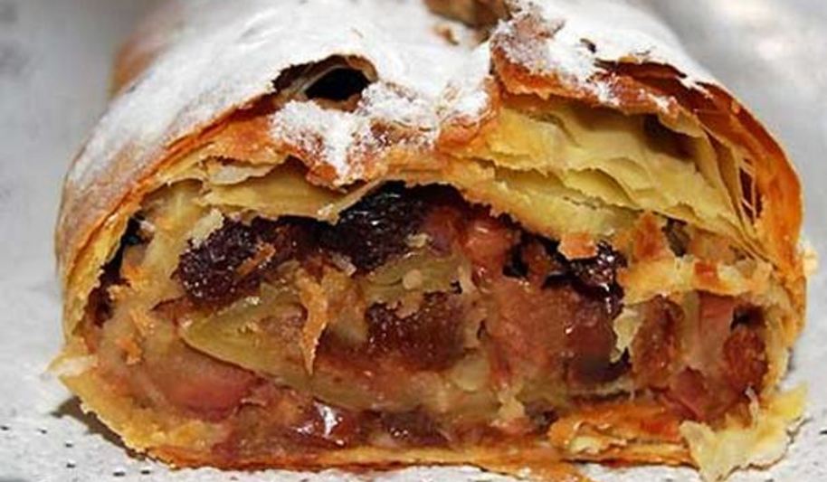 Рецепт яблочного штруделя с клюквой и сухофруктами