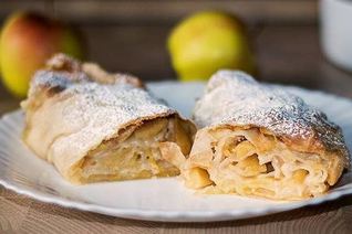 Яблочный штрудель с лимоном и изюмом