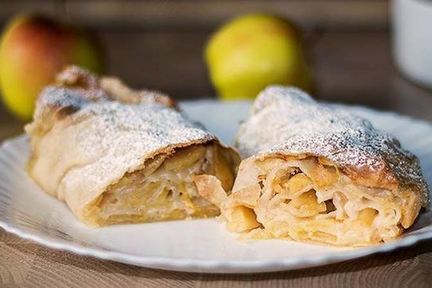 Яблочный штрудель с лимоном и изюмом