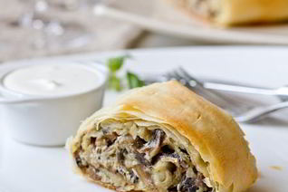 Закусочный штрудель с грибами и сыром