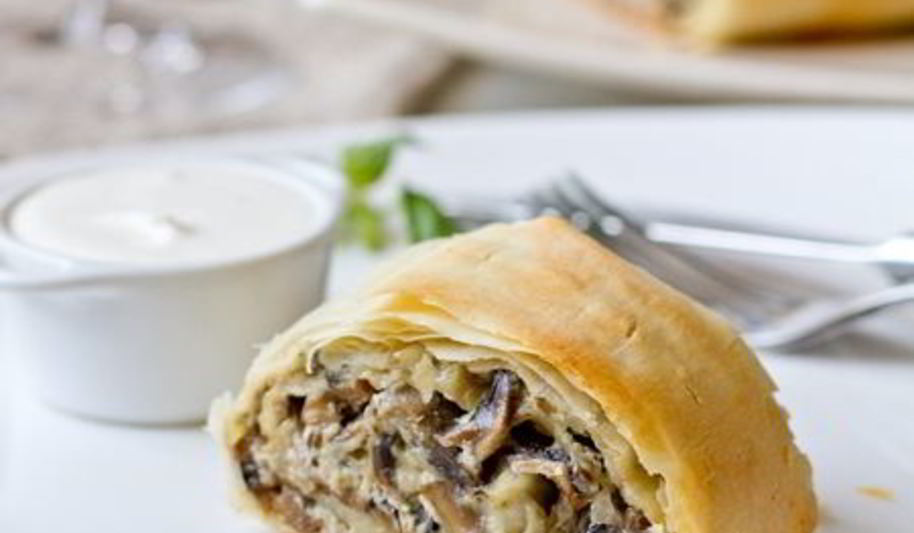 Рецепт закусочного штруделя с грибами и сыром