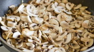 закусочный штрудель с грибами и сыром