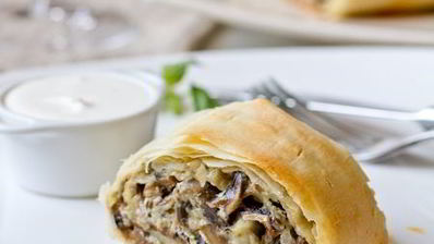 закусочный штрудель с грибами и сыром
