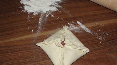 слоеные конвертики с мясом