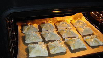 слоеные конвертики с мясом