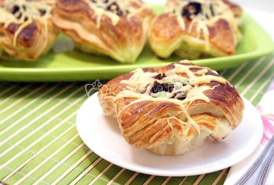 Слойки с баклажанами и сыром