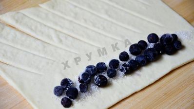 слойки с черникой