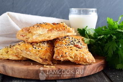 Слойки с колбасой и сыром