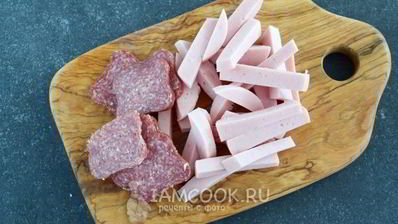 слойки с колбасой и сыром