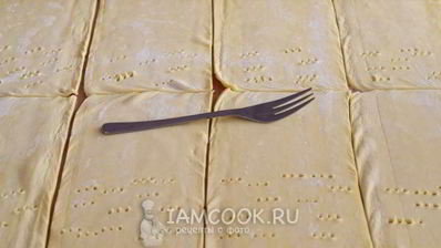 слойки с колбасой и сыром