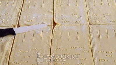 слойки с колбасой и сыром