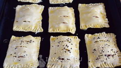 слойки с колбасой и сыром