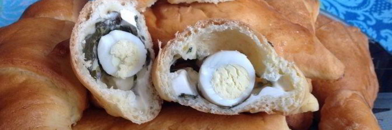 Слойки с щавелем, сыром и яйцом