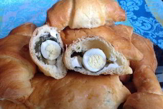 Слойки с щавелем, сыром и яйцом