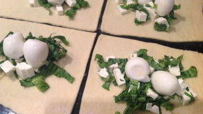 слойки с щавелем, сыром и яйцом
