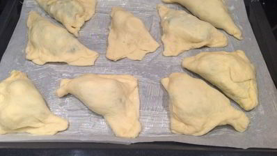 слойки с щавелем, сыром и яйцом