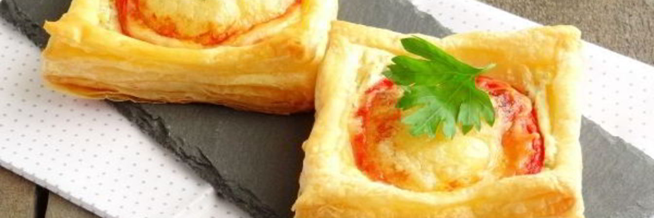 Слойки с сырно-томатной начинкой