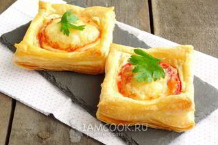 Слойки с сырно-томатной начинкой