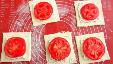 слойки с сырно-томатной начинкой