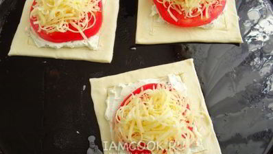 слойки с сырно-томатной начинкой