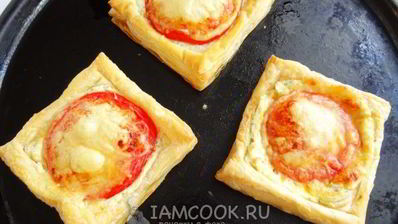 слойки с сырно-томатной начинкой